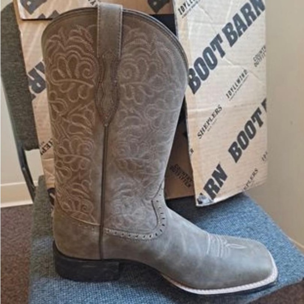 Brand New never worn womens Ariat boots